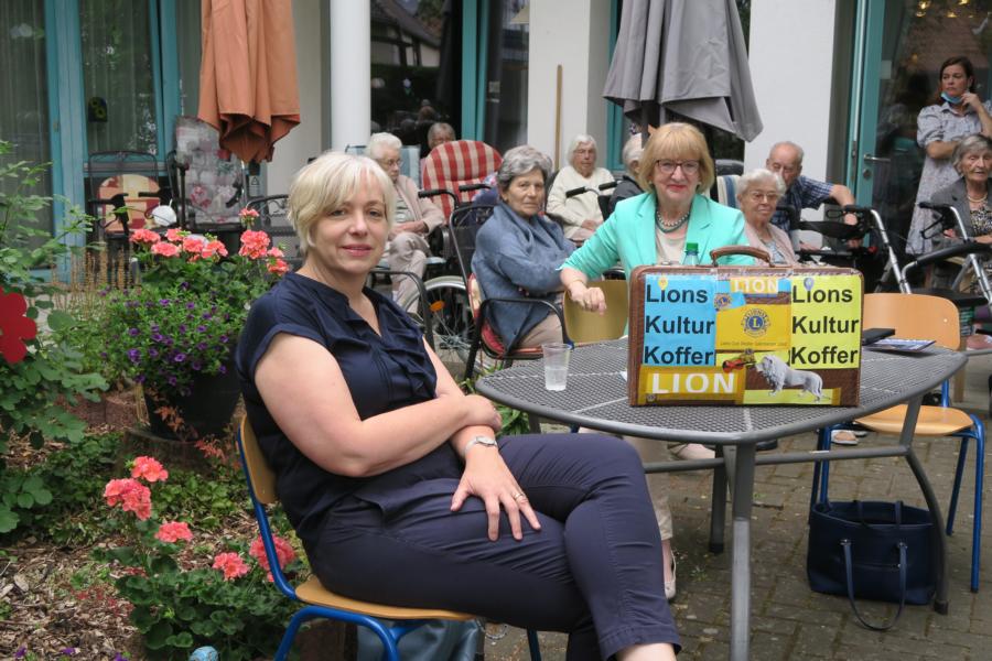 Auch Antrud Schröder und Hannelore Krage genießen die Musik