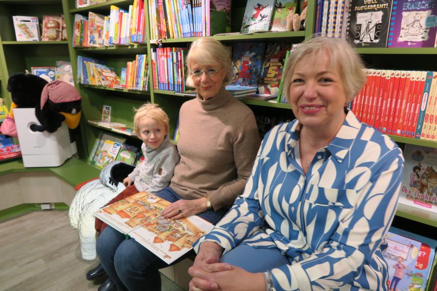 Johannes Ullmann, Heike Zieseniss, Antrud Schröder widmen sich dem Ritter-Buch