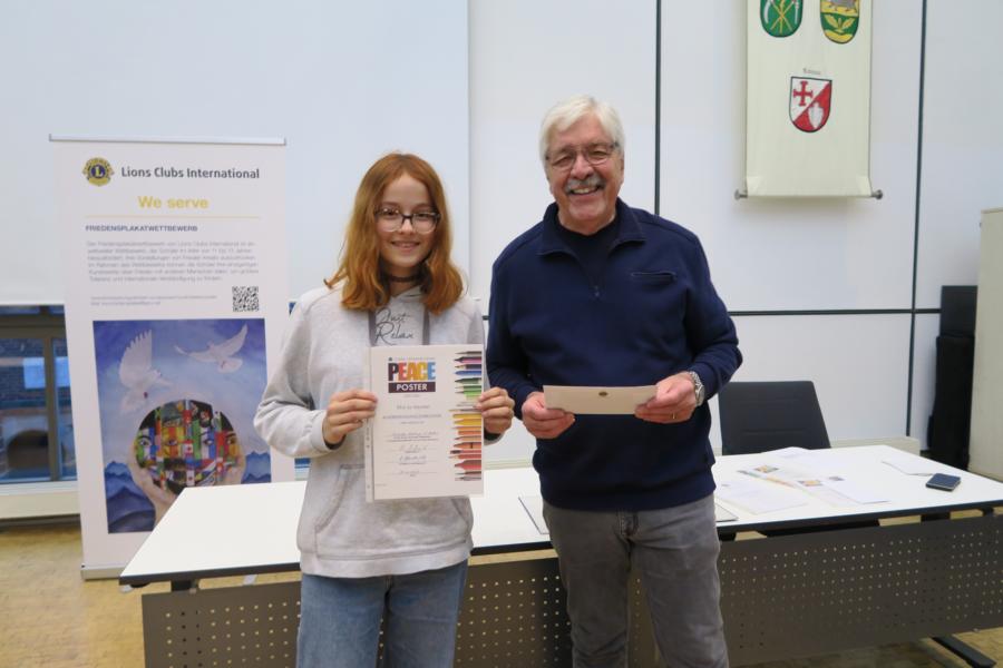 Präsident Ulrich Wittwer gratuliert Camille Nortrup zum 2. Platz