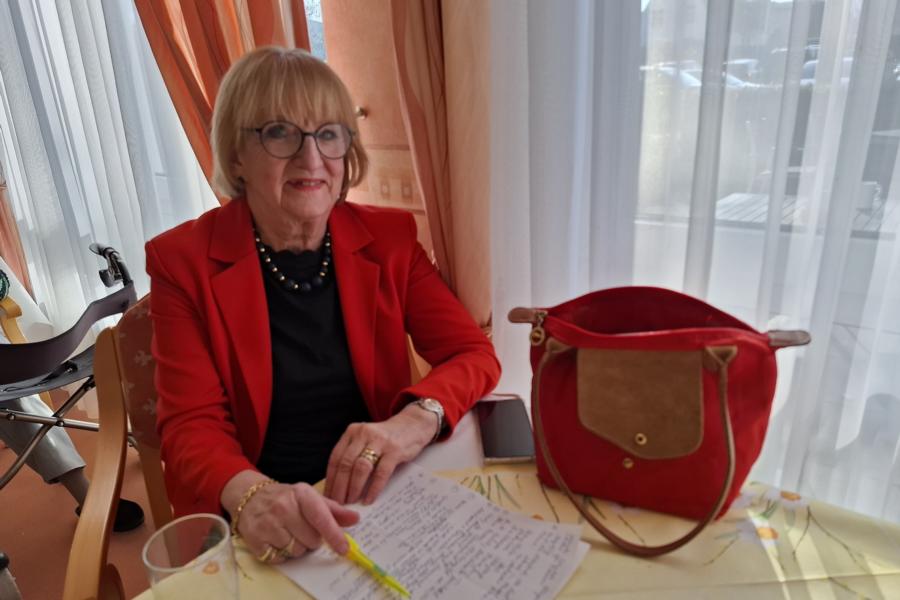 Bei der Arbeit: Organisatorin Hannelore Krage schreibt die Programmpunkte fleißig mit.