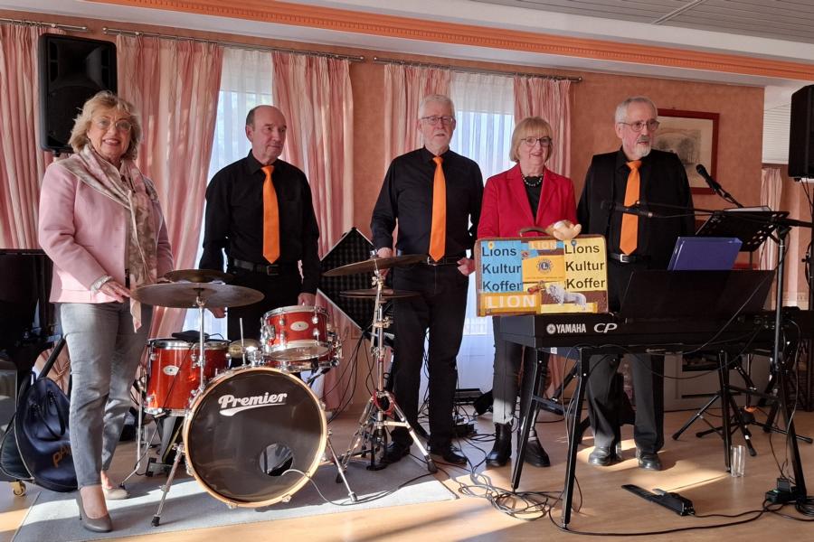 Das Brotgarten Trio und die Vertreterinnen des Lions Clubs.