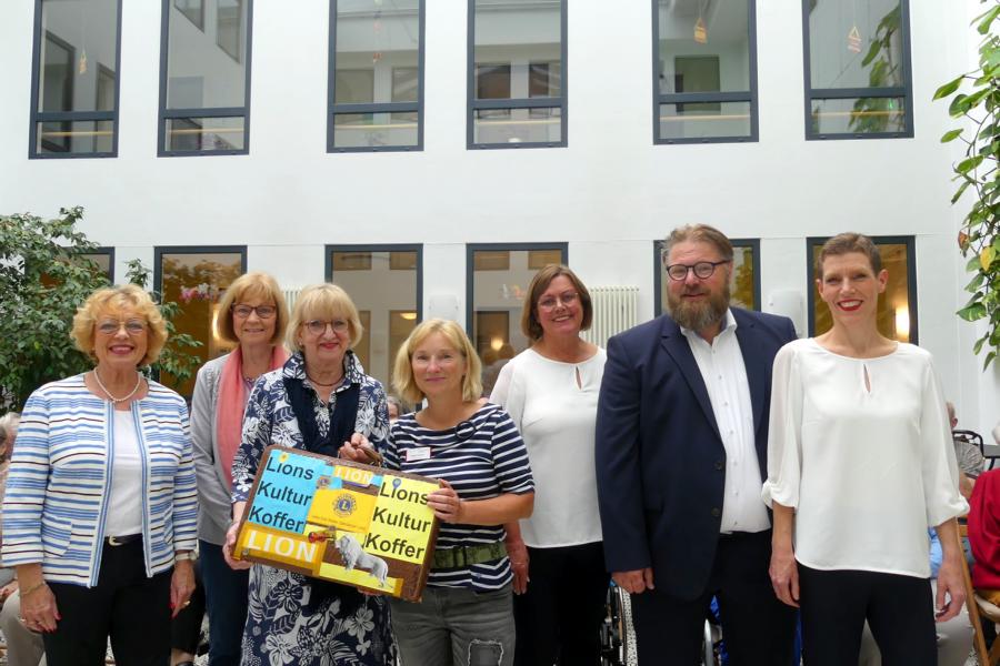 Bühne frei: Brigitte Gellert (von links), Birgit Lattmann und Hannelore Krage vom Lions Club freuen sich mit Angelika Baasner von der AWO-Residenz auf den Nachmittag mit Anette Honebein, Kai Braunschweig und Kathrin Holthusen