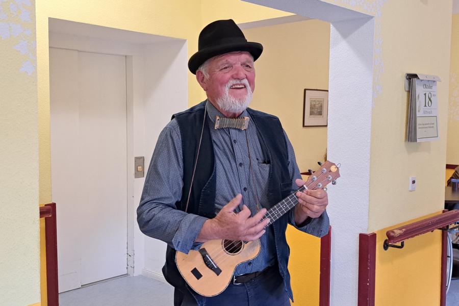 Der Alleinunterhalter mit seiner Ukulele