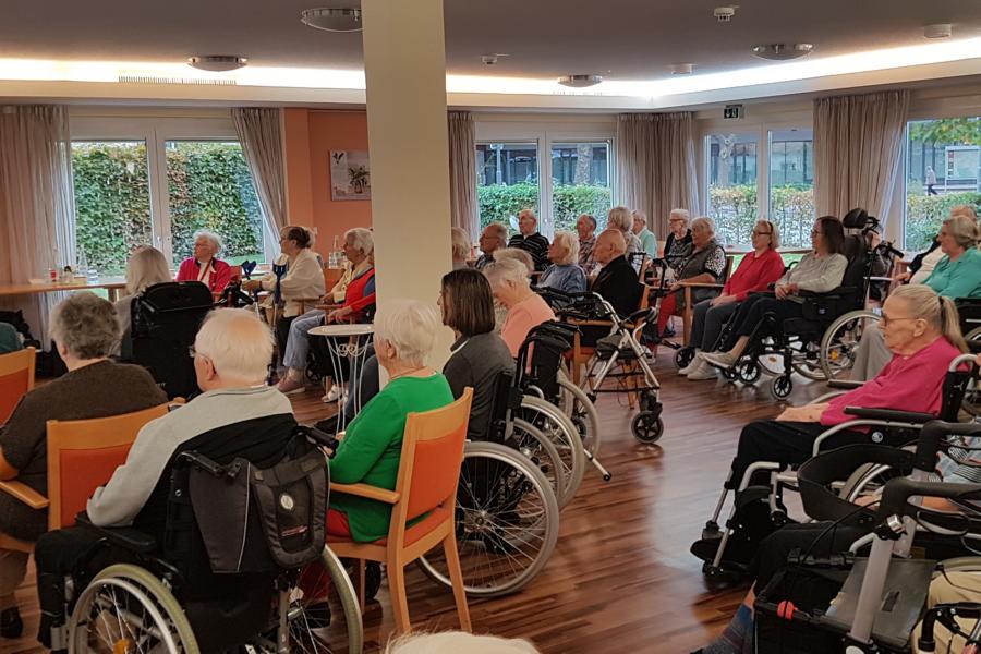 Seniorinnen und Senioren genießen die Musik