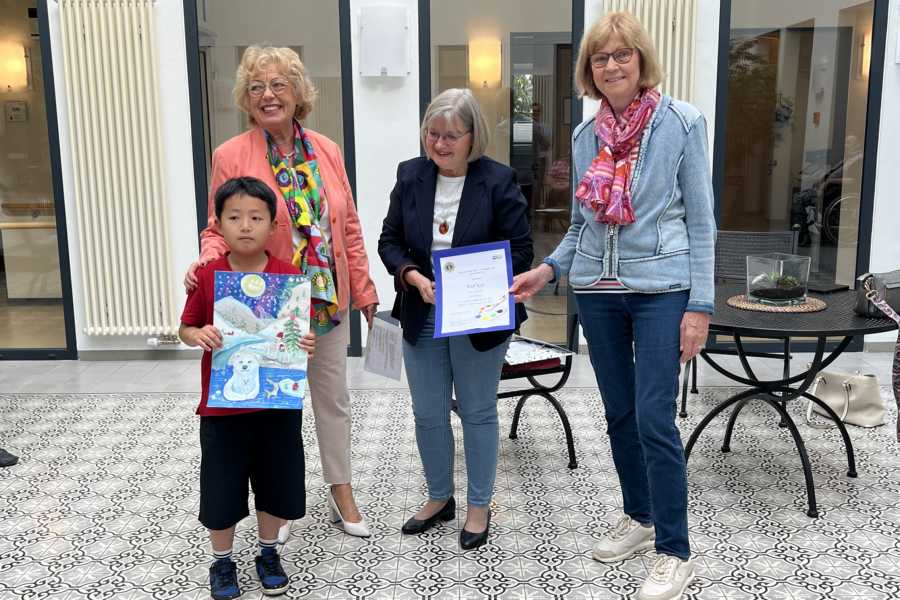 Nael Koo hat mit seinem Eisbären-Bild den 3. Platz erlangt. Mit ihm freuen sich Brigitte Gellert (v. l.), Karola Bernhards und Birgit Lattmann vom Lions Club.