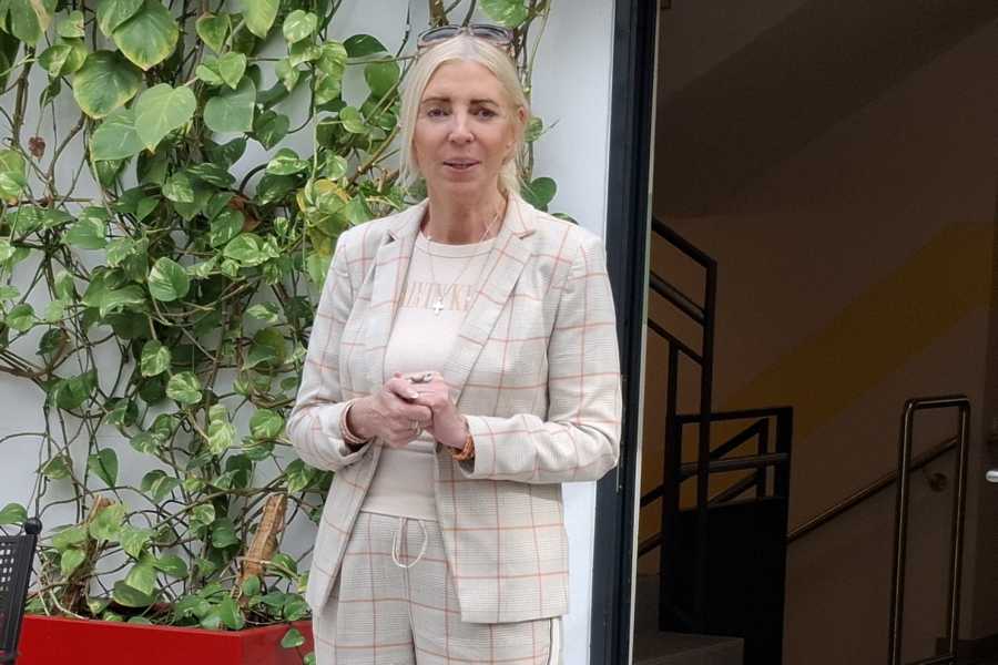 Residenzleiterin Christina Brandes begrüßt die Anwesenden zur Preisverleihung