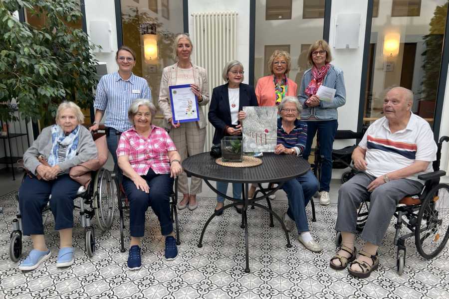 Die Kreativgruppe der AWO-Residenz erlangte unter der Leitung von Natalia Rachuta (hinten links) den 1. Platz mit „Schneesturm mit Weihnachtsmann-Mütze auf Zaunpfahl“.