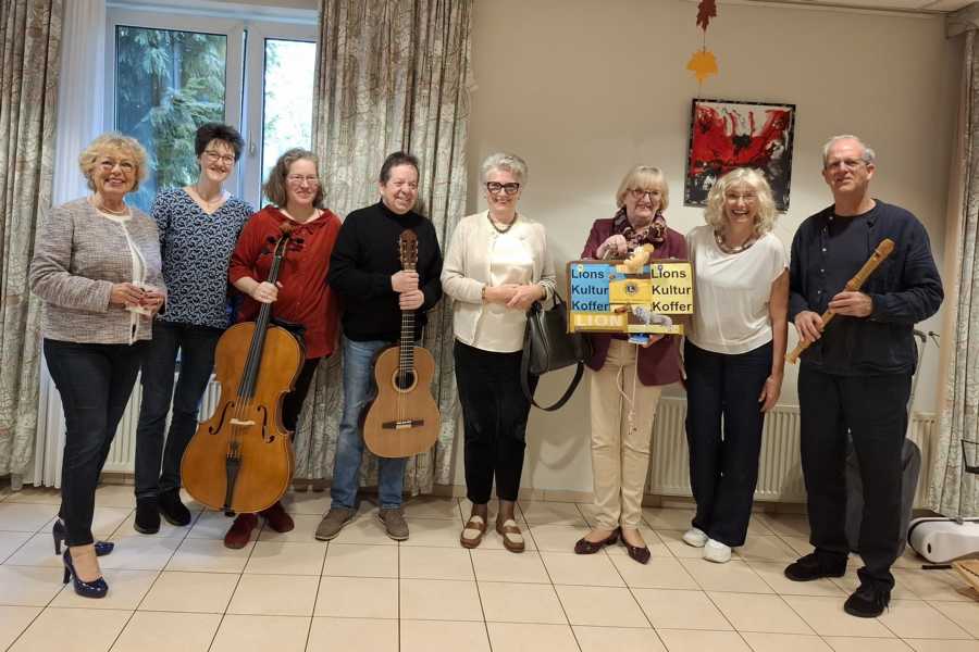 Begeisterung bei allen am Ende der Darbietung: (v. l. n. r.) Brigitte Gellert, Silke Froese-Gibron, Pia Schrader, Joachim Schrader, Renate Burghardt, Hannelore Krage, Gabriela Splitt, Gerald Splitt