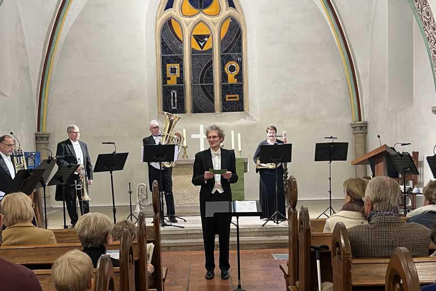 Thomas Eickhoff, Leiter des Ensembles, führt durch das Programm
