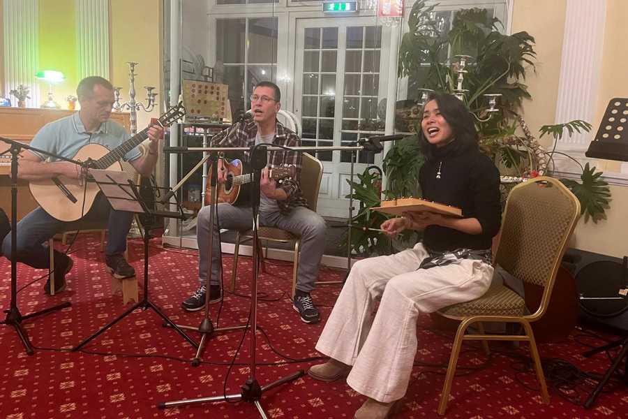 Glady Kruszyna und ihre musikalische Begleitung