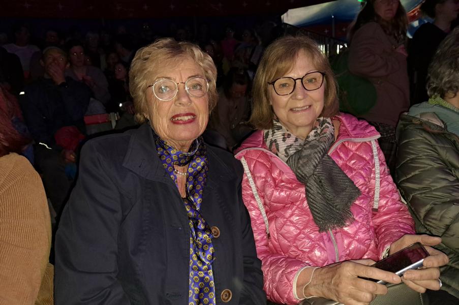 Staunen über die Geschicklichkeit und den Mut der Kinder: (v. l.) Brigitte Gellert und Birgit Lattmann