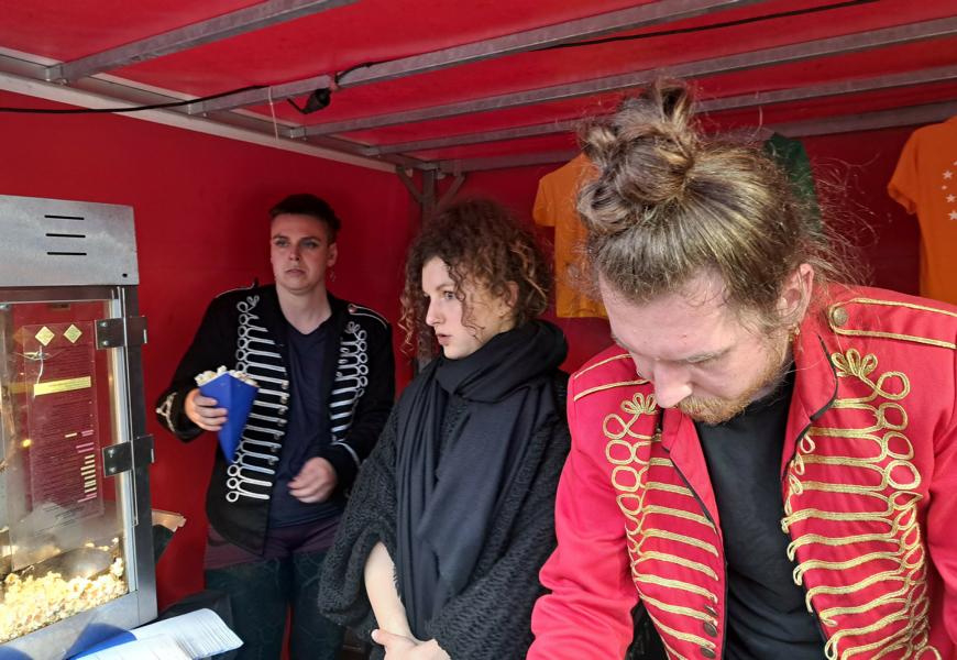 Auch in der Pause noch fleißig: das Zirkus-Team am Popcorn-Stand
