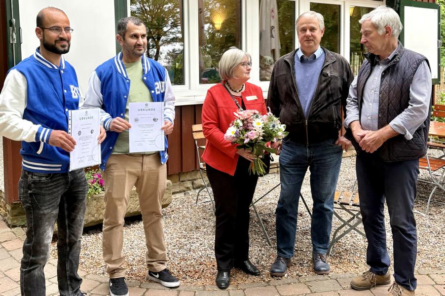 Die neuen Trainer präsentieren ihre Zertifikate und freuen sich mit dem Veranstalter und den Vertretern des Lions Clubs