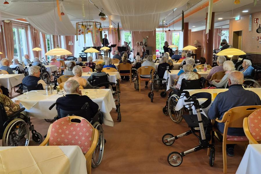 Viele begeisterte Mitreisende im Haus Gehrden