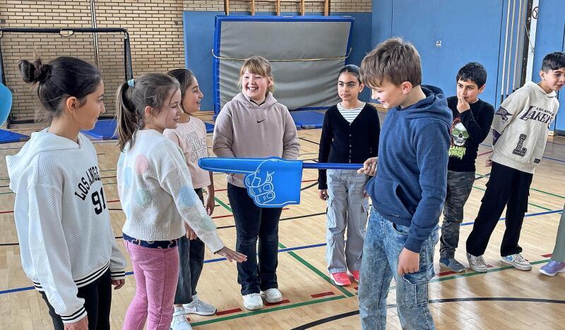 Stopp! Im Rahmen des „Social Skills“-Programms lernen die Kinder, wie sie sich gegen körperliche Gewalt und Respektlosigkeit wehren können: Auf dem Bild „ärgert“ ein Junge ein Mädchen, das diesen mit deutlichen Worten auffordert, damit aufzuhören