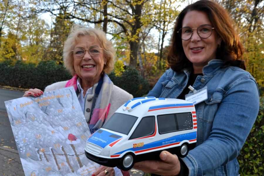 : Projektleiterin Julia-Marie Meisenburg (rechts) präsentiert einen ASB-Wünschewagen als Modell, und Lions Club-Präsidentin Brigitte Gellert zeigt einen aktuellen Deister-Adventskalender.