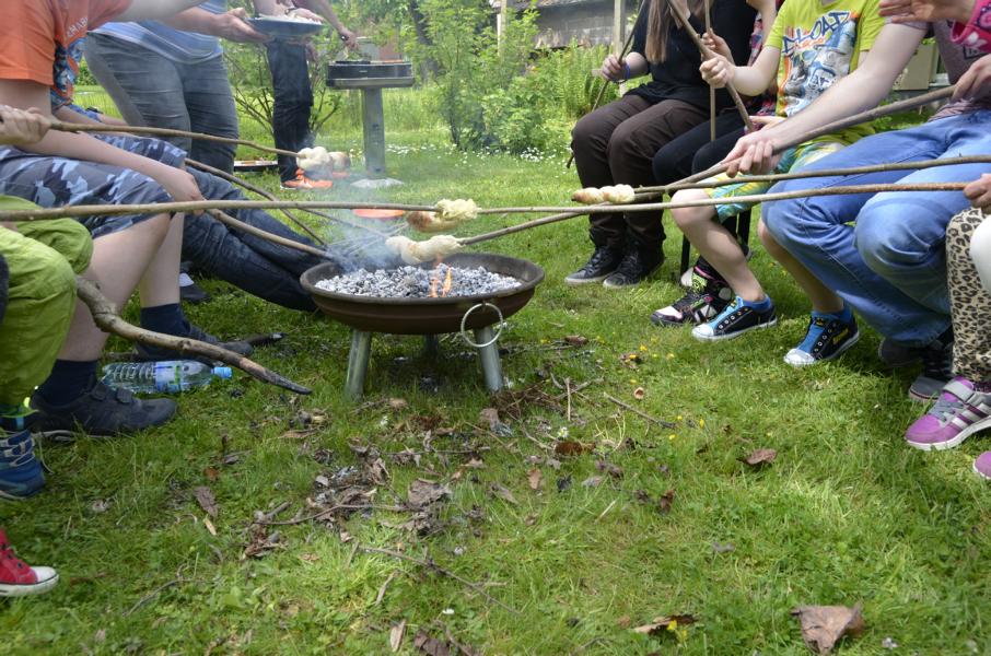 Wohlige Wärme beim Stockbrotbacken