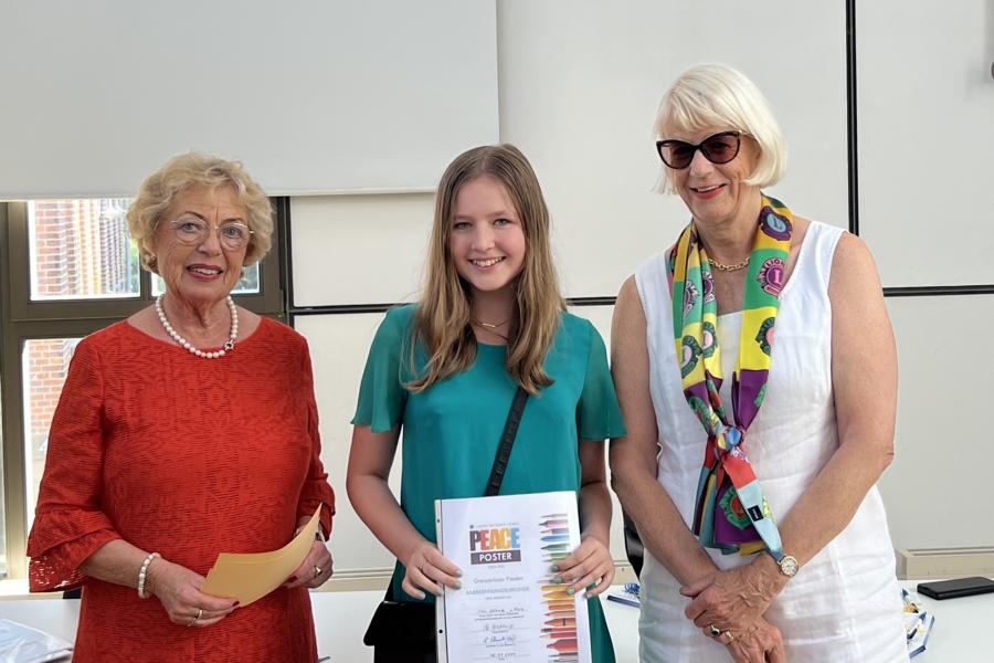 Brigitte Gellert und Heike Zieseniss freuen sich mit Nele Ulbrich über den 1. Platz