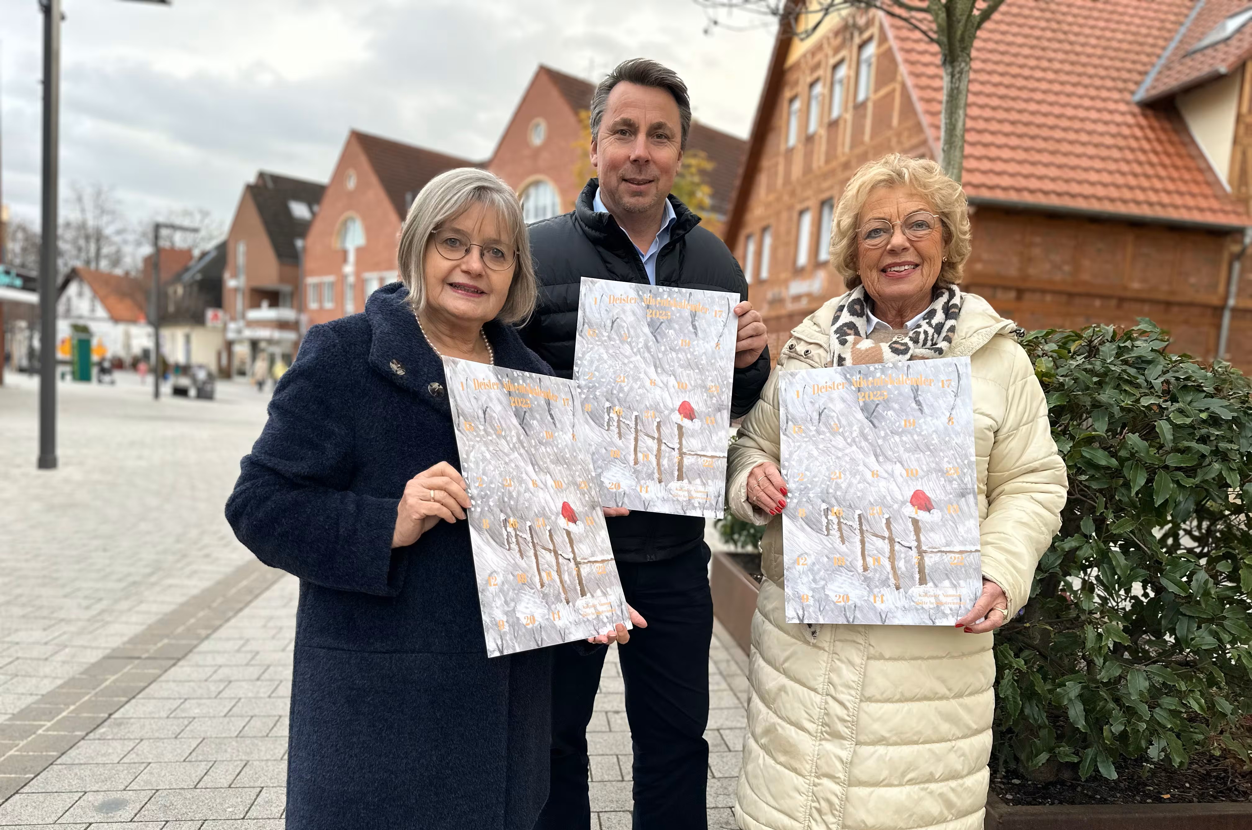 Für eine gute Sache: Carola Bernhards (von links), Michael Gruber und Brigitte Gellert zeigen den Adventskalender des Lions Clubs.
