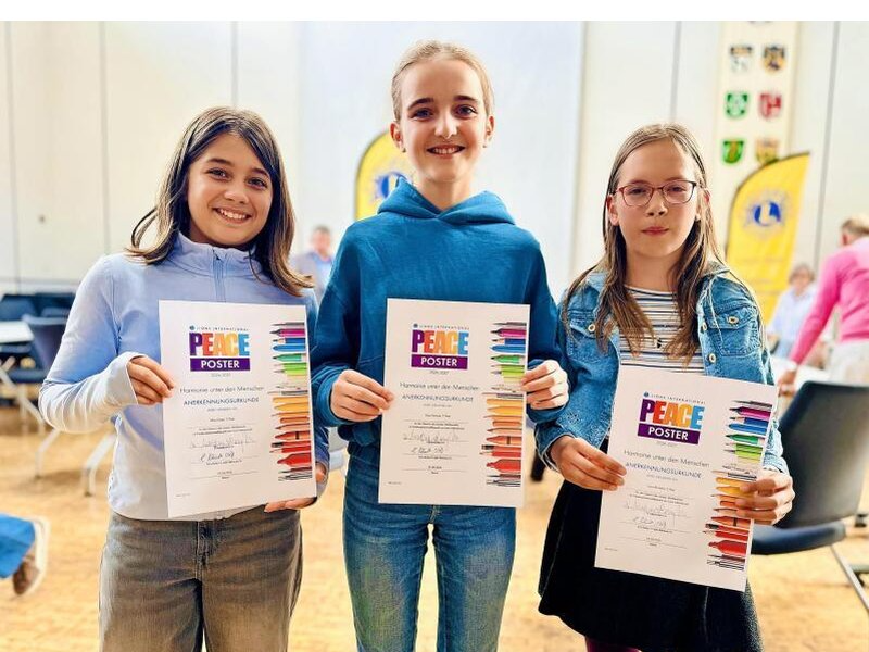 Junge Künstlerinnen: Minu Ghotbi (11, von links), Clara Ferracuti (11) und Laura Bardehle (12) sind beim Friedensplakatwettbewerb des Lions-Clubs ausgezeichnet worden.