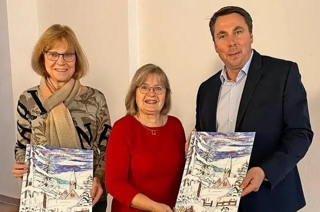 Es ist die elfte Auflage: Birgit Lattmann (von links) und Carola Bernhards vom Lions Club sowie  Madsack-Verkaufsleiter Michael Gruber präsentieren den Lions-Adventskalender