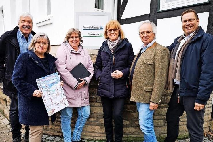 Erfolgsgeschichte: Wolfgang Langhorst (von links), Karola Bernhards, Astrid Langenbach, die das iPad von HAZ/NP gewonnen hat, Birgit Lattmann, Lions-Club-Präsident Ulrich Wittwer und Ansgar Borrmann freuen sich über das große Interesse am Adventskalender