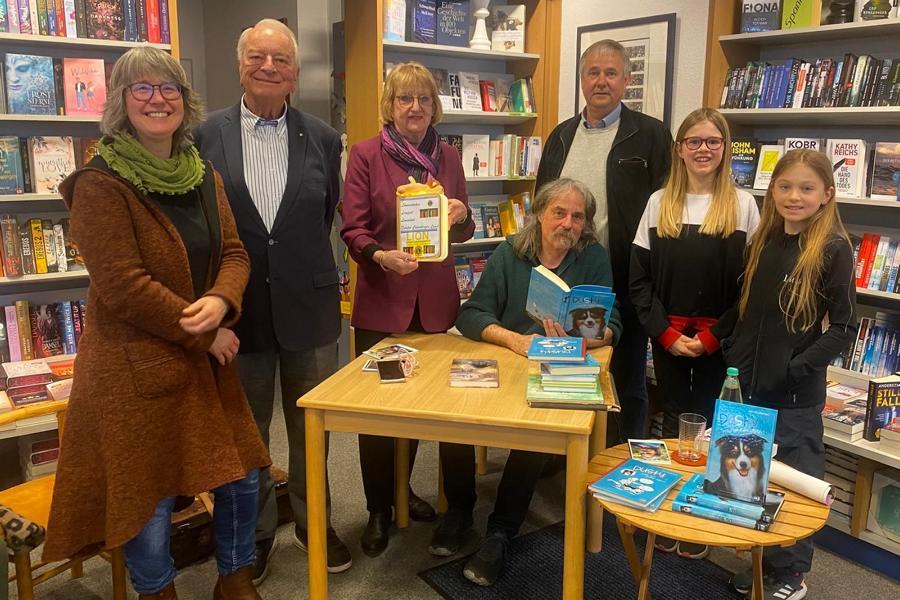 Nach einem gelungenen Nachmittag: (v. l. n. r.): Buchhändlerin Wiebke Williges, Axel Saipa, Hannelore Krage und Uwe Stiller vom Lions Club; vorn: Autor Wolfram Hänel und zwei Gewinnerinnen