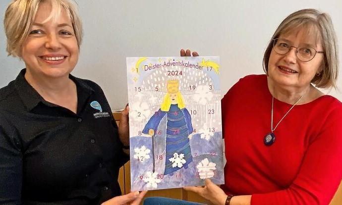 So sieht er aus: Antrud Schröder (links) und Karola Bernhards vom Lions Club zeigen den neuen Deister-Adventskalender. Das Titelbild ziert in diesem Jahr eine Schneekönigin von Ellen Grobe aus dem ASB-Pflegeheim in Egestorf.