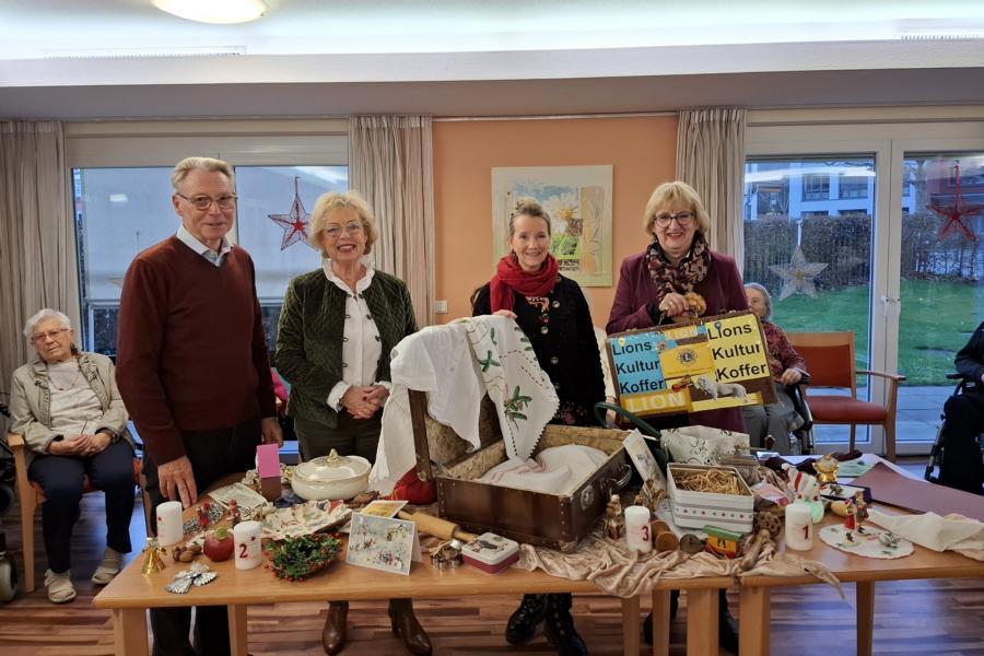 Hans-Joachim Rohde, Brigitte Gellert und Hannelore Krage freuen sich mit Christine Gleis über den Koffer voller weihnachtlicher Erinnerungen