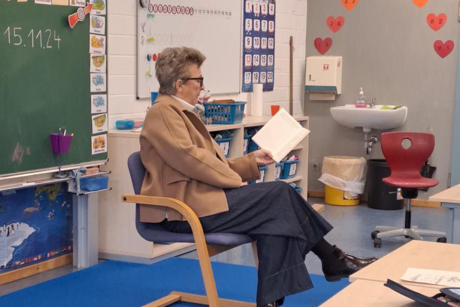 Renate Burghardt erfreut die Schülerinnen und Schüler mit ihrer Lesung