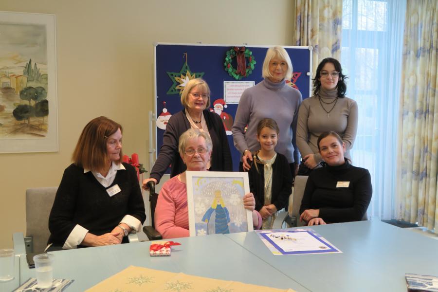 Glückliche Gesichter nach der Preisverleihung: Siegerin Ellen Grobe mit Ihrem Bild, Leni Bucholz und Amelie Müller, Frau Brazdauski und Frau Brosowski vom Seniorenheim, Heike Zieseniss und Karola Bernhards vom Lions Club