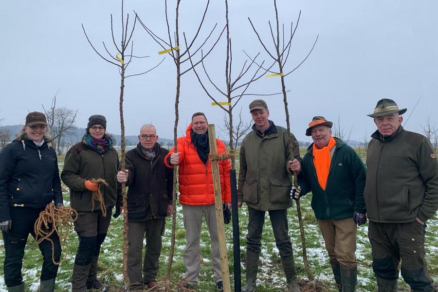 Pflanzaktion der Jägerschaft in der Gehrdener Feldmark: Ann-Kristin Wenning (von links), Kerstin Stolle, Jürgen Grefe, Ansgar Borrmann, Christian Schomburg, Werner Burose und Paul-Eric Stolle haben sich den Naturschutz auf die Fahne geschrieben.