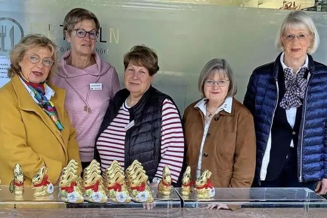 Lions bringen die Schokohasen: Brigitte Gellert (von links) Marlies Mazar, Betty Bekiersch, Karola Bernhards und Heike Zieseniss bei der Übergabe.