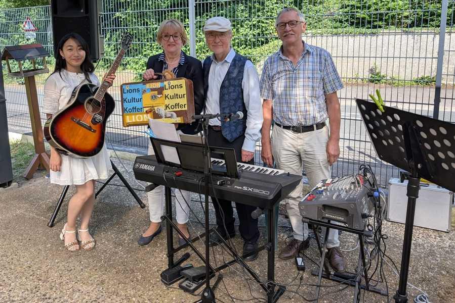 Hannelore Krage (2. v. l.) und Alois Boos (4. v. l.) öffnen den Kulturkoffer mit Jan Matysiak und Mizuki Osawa