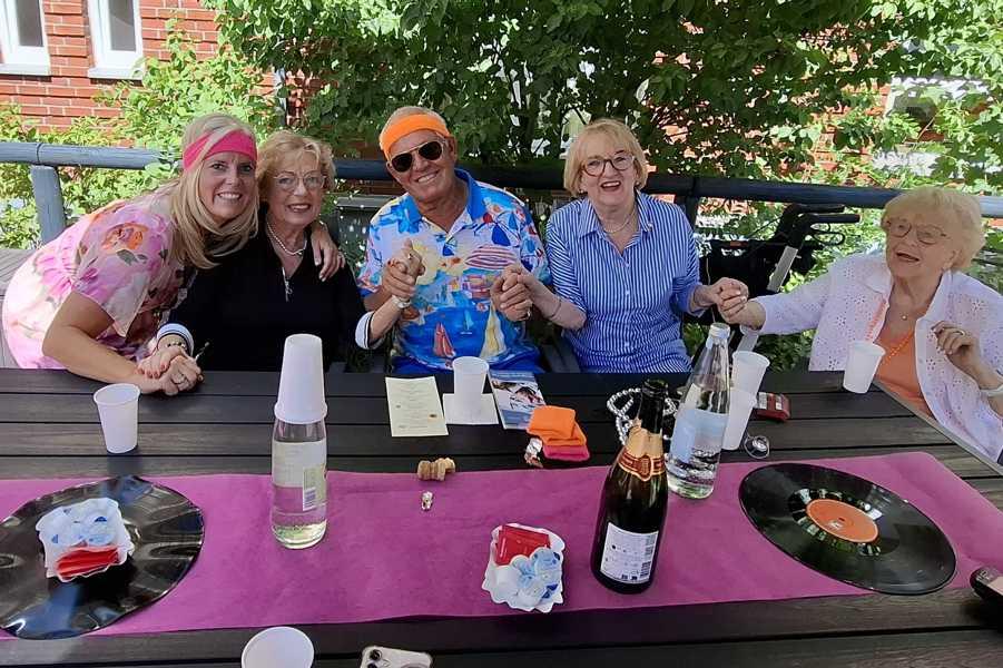 Lions-Damen Brigitte Gellert (2. v. l.) und Hannelore Krage (4. v. l.) genossen den Nachmittag am Tisch von Direktorin Isabel Breuherr (ganz links), ihrem Vater und ihrer Großmutter. Zu stimmungsvoller Musik wurde geschunkelt …