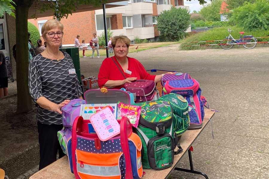 Marlies Mazar (v. l.) und Betty Bekiersch von der Tafel haben die Ranzen vorbereitet