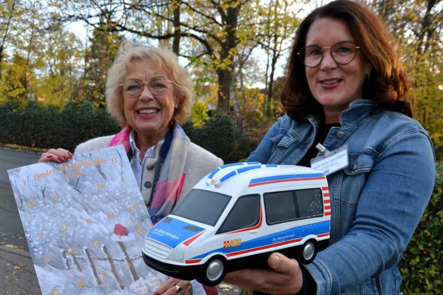 : Projektleiterin Julia-Marie Meisenburg (rechts) präsentiert einen ASB-Wünschewagen als Modell, und Lions Club-Präsidentin Brigitte Gellert zeigt einen aktuellen Deister-Adventskalender.
