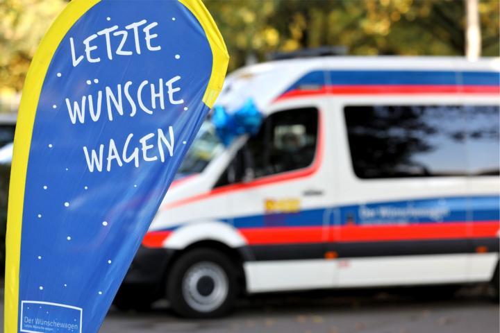 Wünschewagen , Fahrzeug mit Banner