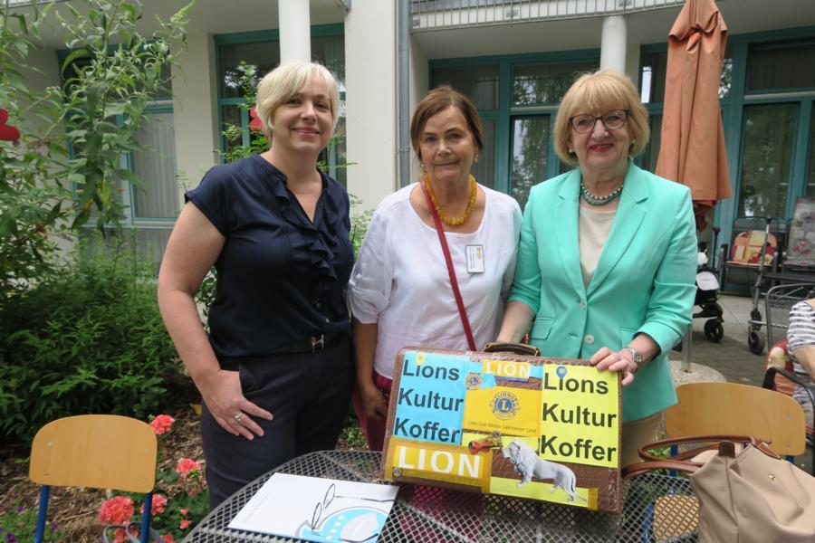 Von links: Antrud Schröder, Vida Brazdauski und Hannelore Krage mit dem „Kulturkoffer“