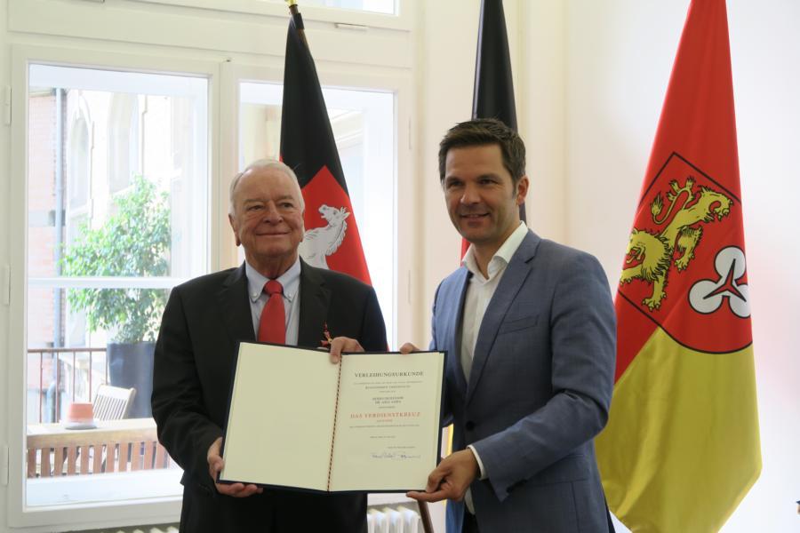 links Prof. Dr. Axel Saipa, rechts Regionspräsident Steffen Krach bei der Übergabe der Urkunde